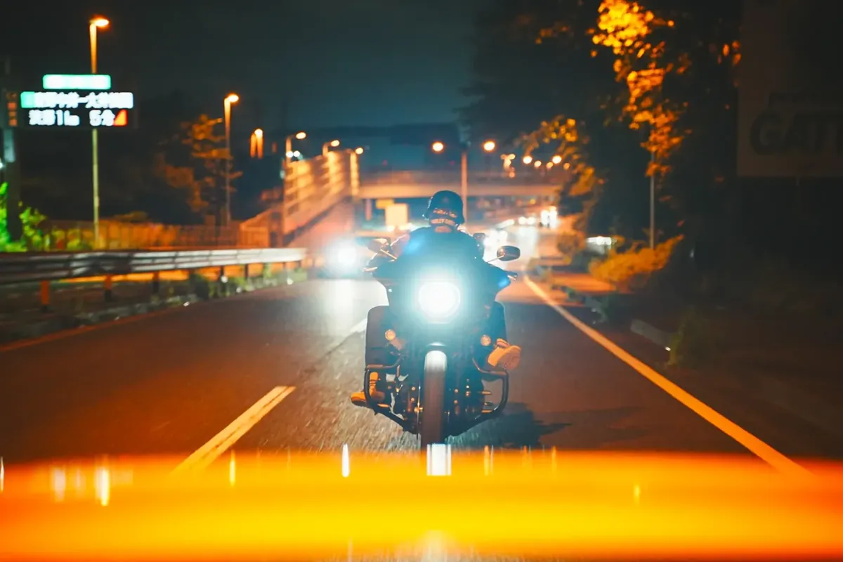 夜の129号、バイクの追走