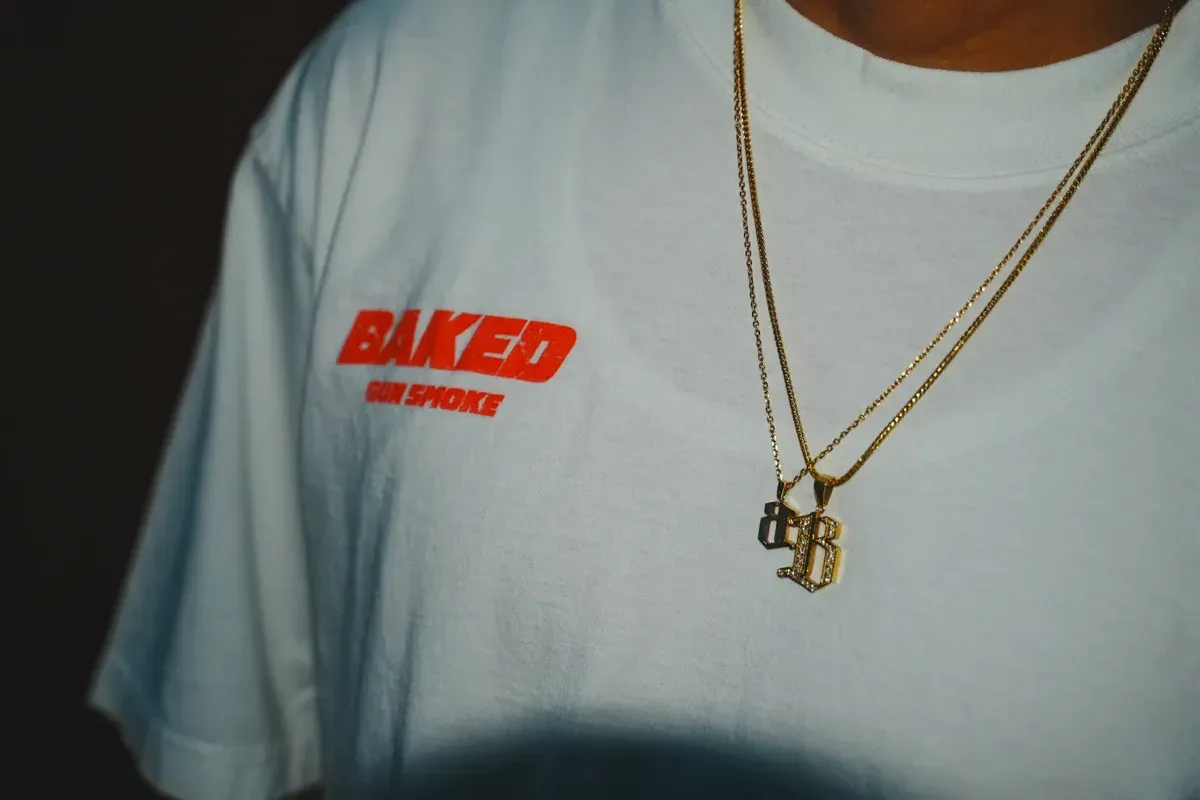 Tシャツとチェーンのディテール